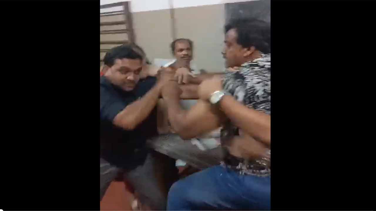 School Teachers: కొట్టుకున్న స్కూల్ టీచ‌ర్లు.. ఏడుగురికి గాయాలు.. ఒక‌రి అరెస్టు.. వీడియో