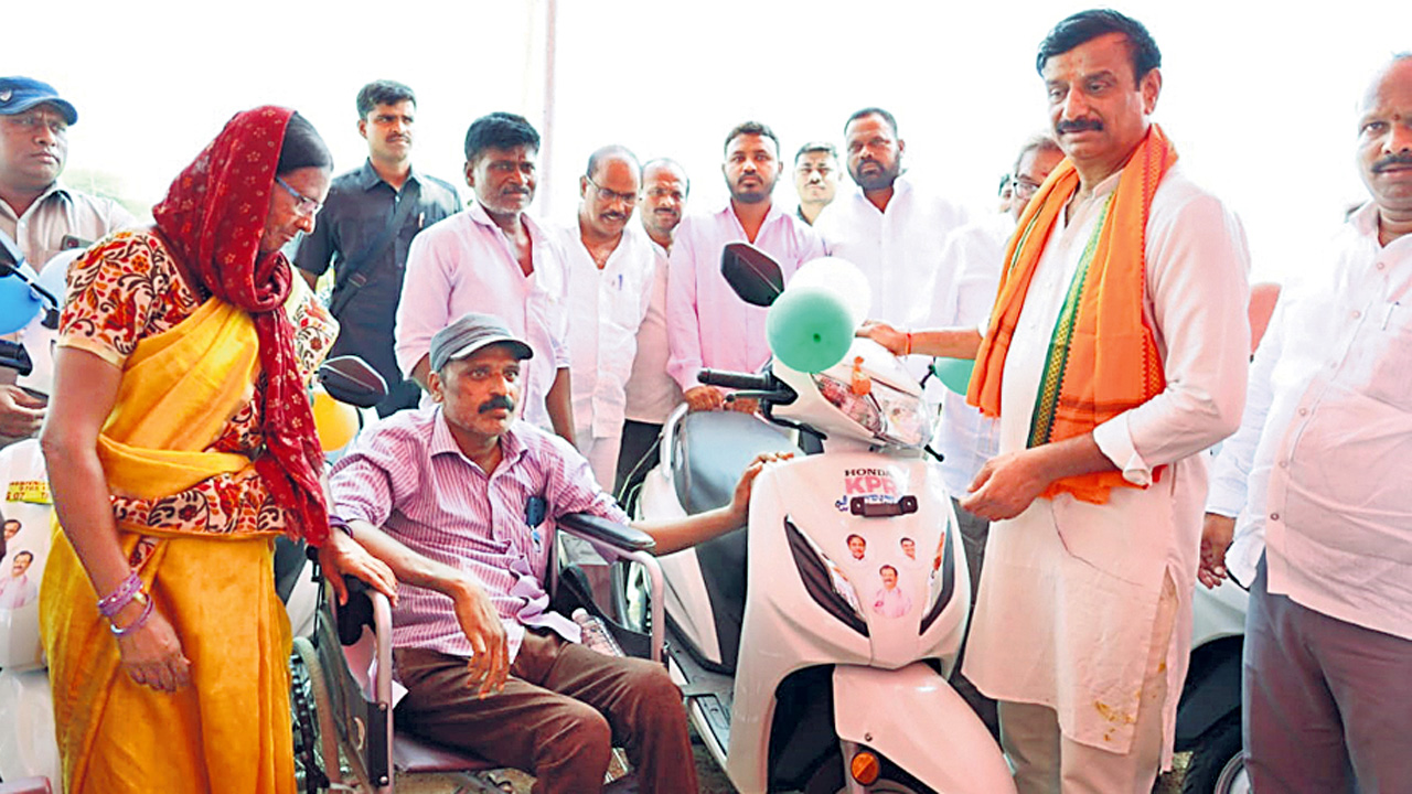 Kotha Prabhakar Reddy | మాటలు తక్కువ.. చేతలు ఎక్కువ.. పురిటిగడ్డ సేవలో దుబ్బాక ముద్దుబిడ్డ ప్రభాకర్‌రెడ్డి