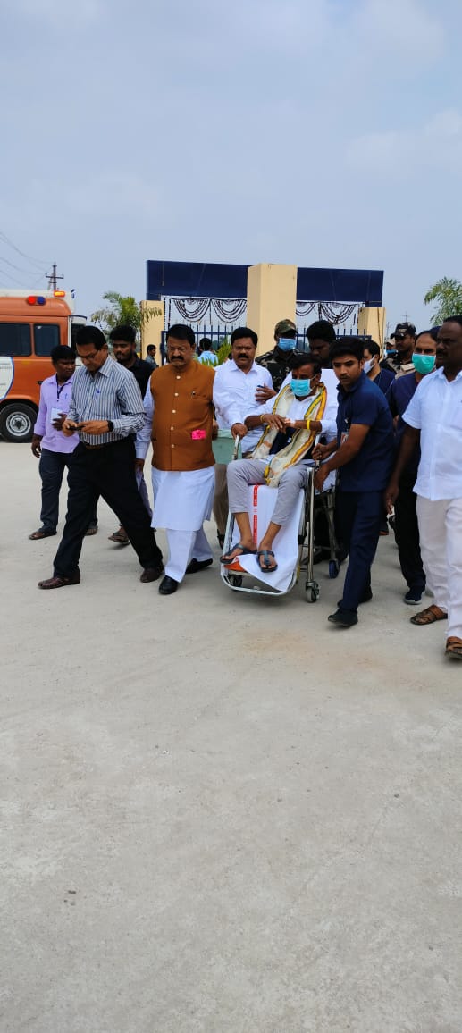దుబ్బాకలో మంత్రి హరీశ్‌ రావుతో కలిసి నామినేషన్‌ దాఖలు చేస్తున్న దుబ్బాక అభ్యర్థి కొత్త ప్రభాకర్ రెడ్డి