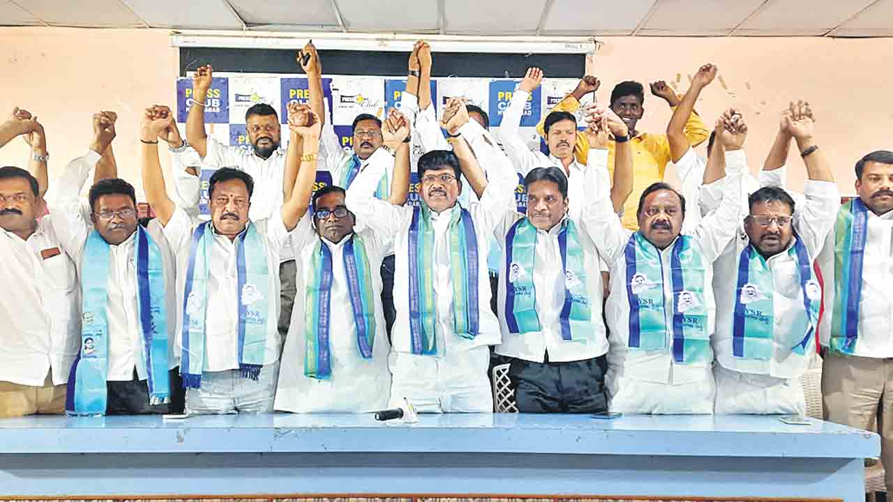 షర్మిలా.. తెలంగాణ సమాజానికి క్షమాపణ చెప్పు