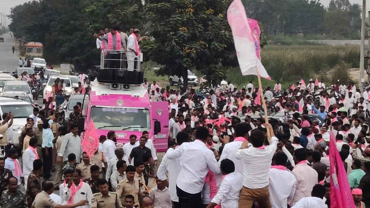 KTR road show | సంగారెడ్డి నియోజకవర్గంలో ప్రారంభమైన కేటీఆర్‌ రోడ్‌ షో.. భారీగా తరలి వచ్చిన యువత
