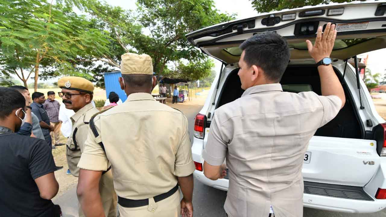 Minister KTR | రుద్రంగి చెక్ పోస్టు వద్ద మంత్రి కేటీఆర్‌ కాన్వాయ్‌ని తనిఖీ చేసిన పోలీసులు