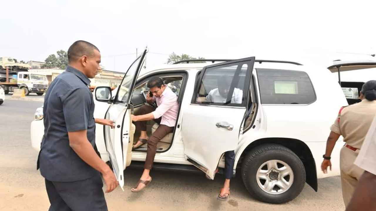 Minister KTR | మంత్రి కేటీఆర్‌ కాన్వాయ్‌ని తనిఖీ చేసిన పోలీసులు