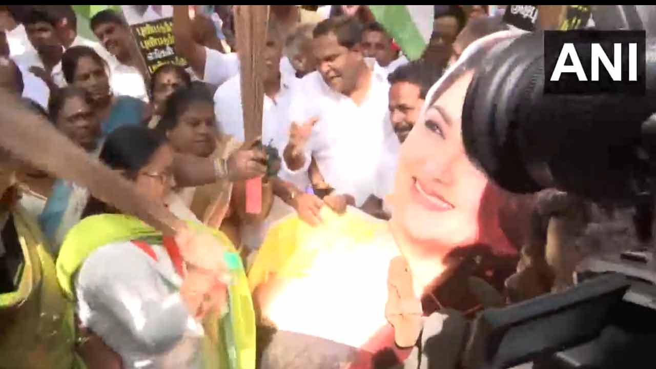 Khushbu Sundar: కుష్బూ ఫ్లెక్సీకి చీపురు దెబ్బ‌లు.. వీడియో