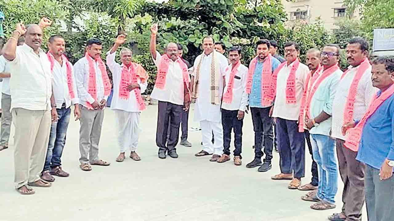 కారు జోరు..ప్రతిపక్షాలు బేజారు..