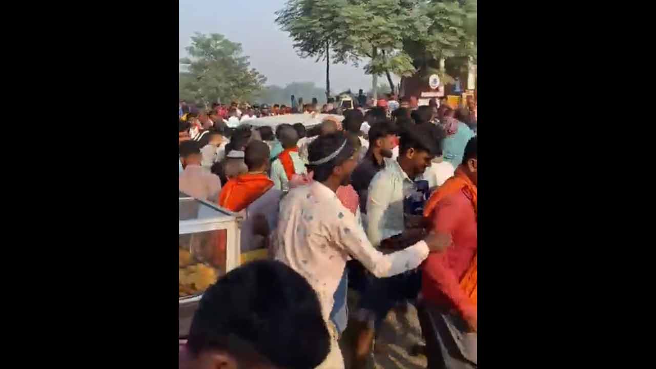 Bihar: బీహార్ కారులో మ‌ద్యం సీసాలు.. బాటిళ్లు ఎత్తుకెళ్లిన జ‌నం.. వీడియో