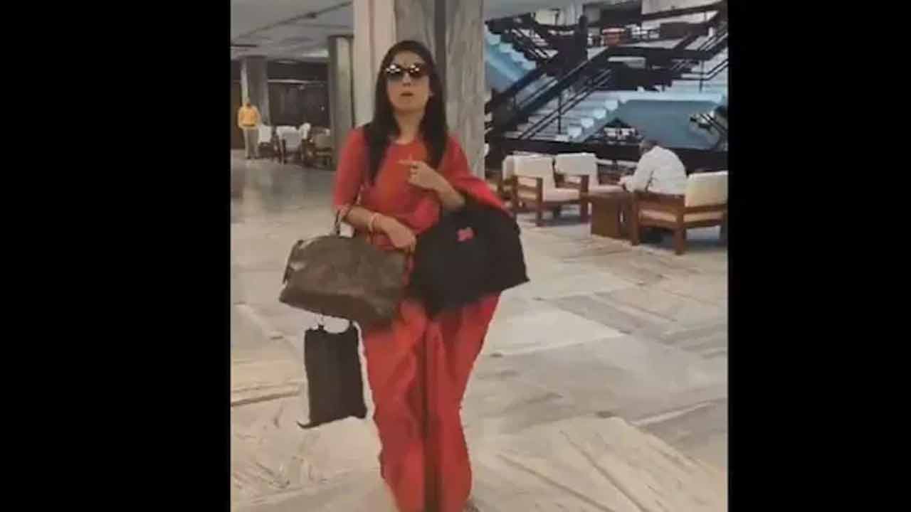 Mahua Moitra: మూడు హ్యాండ్‌బ్యాగులు ప‌ట్టుకుని.. ఎథిక్స్ క‌మిటీ ముందు హాజ‌రైన ఎంపీ మ‌హువా