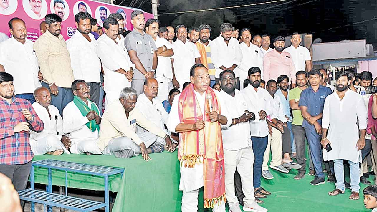 కాంగ్రెస్‌ నాయకులను తరిమికొట్టండి