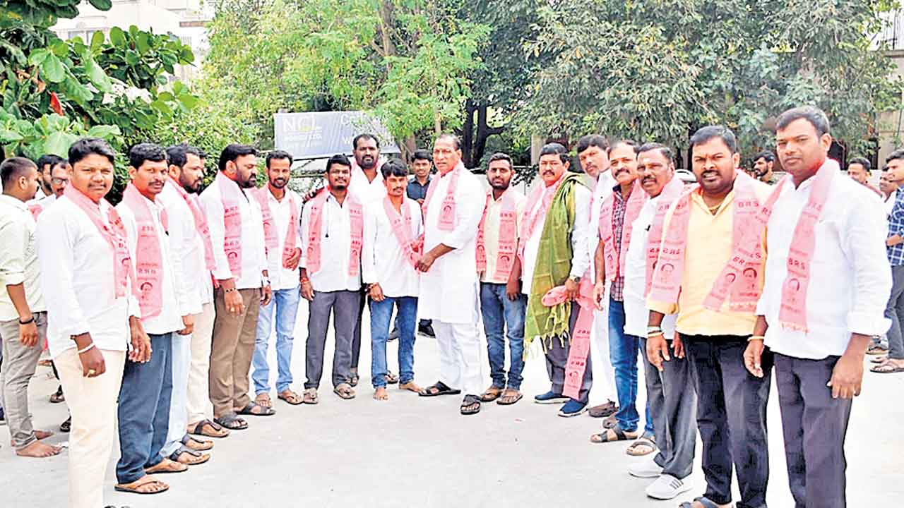 అందరి చూపు బీఆర్‌ఎస్‌ వైపు