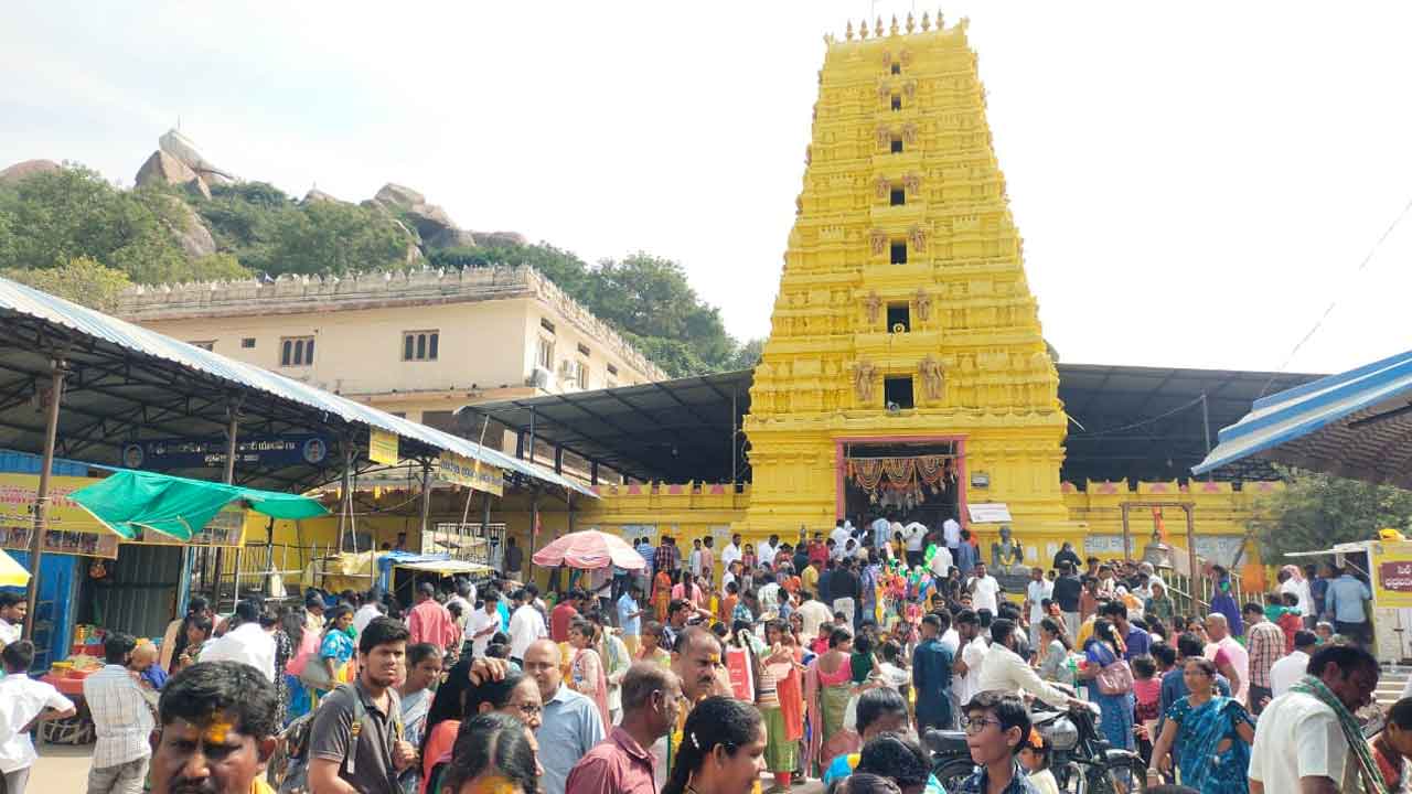 Mallanna temple | భక్తులతో కిటకిటలాడిన మల్లన్న క్షేత్రం