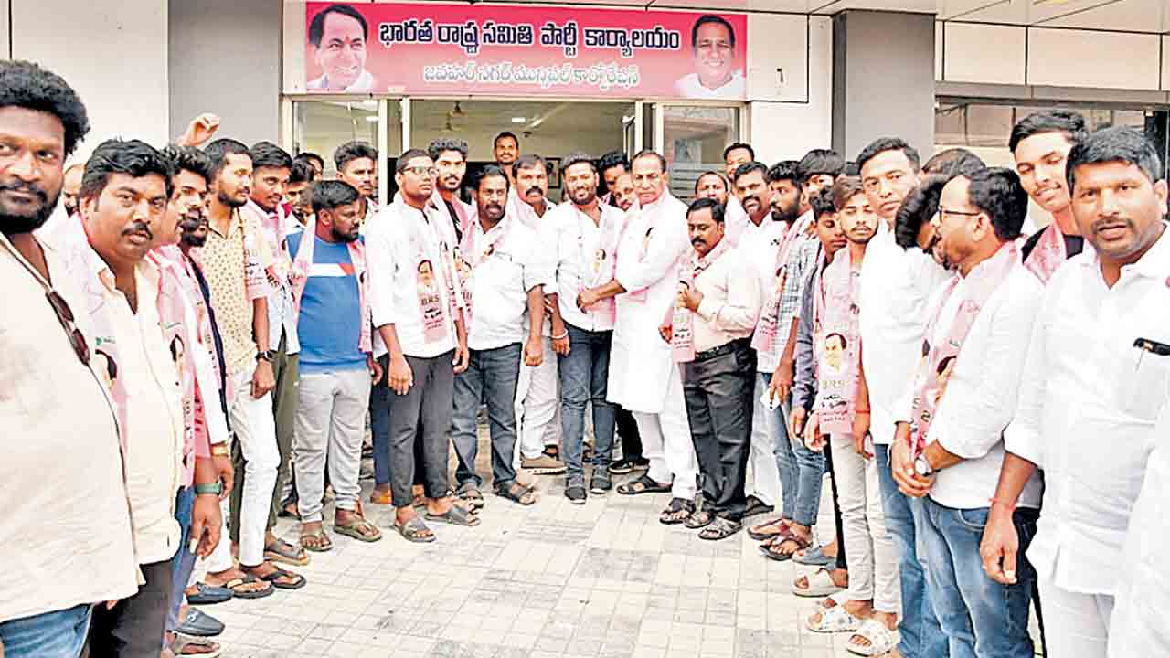 కారు స్పీడుకు…విపక్షాలు విలవిల