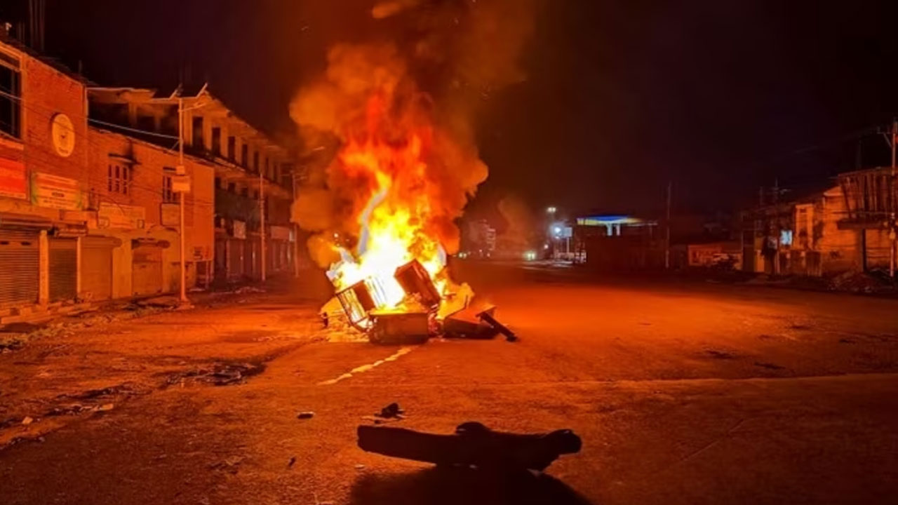 Manipur | తుపాకులు, ఆయుధాల కోసం పోలీస్‌ స్టేషన్‌ను ముట్టడించిన యువత.. కాల్పులు జరిపిన పోలీసులు