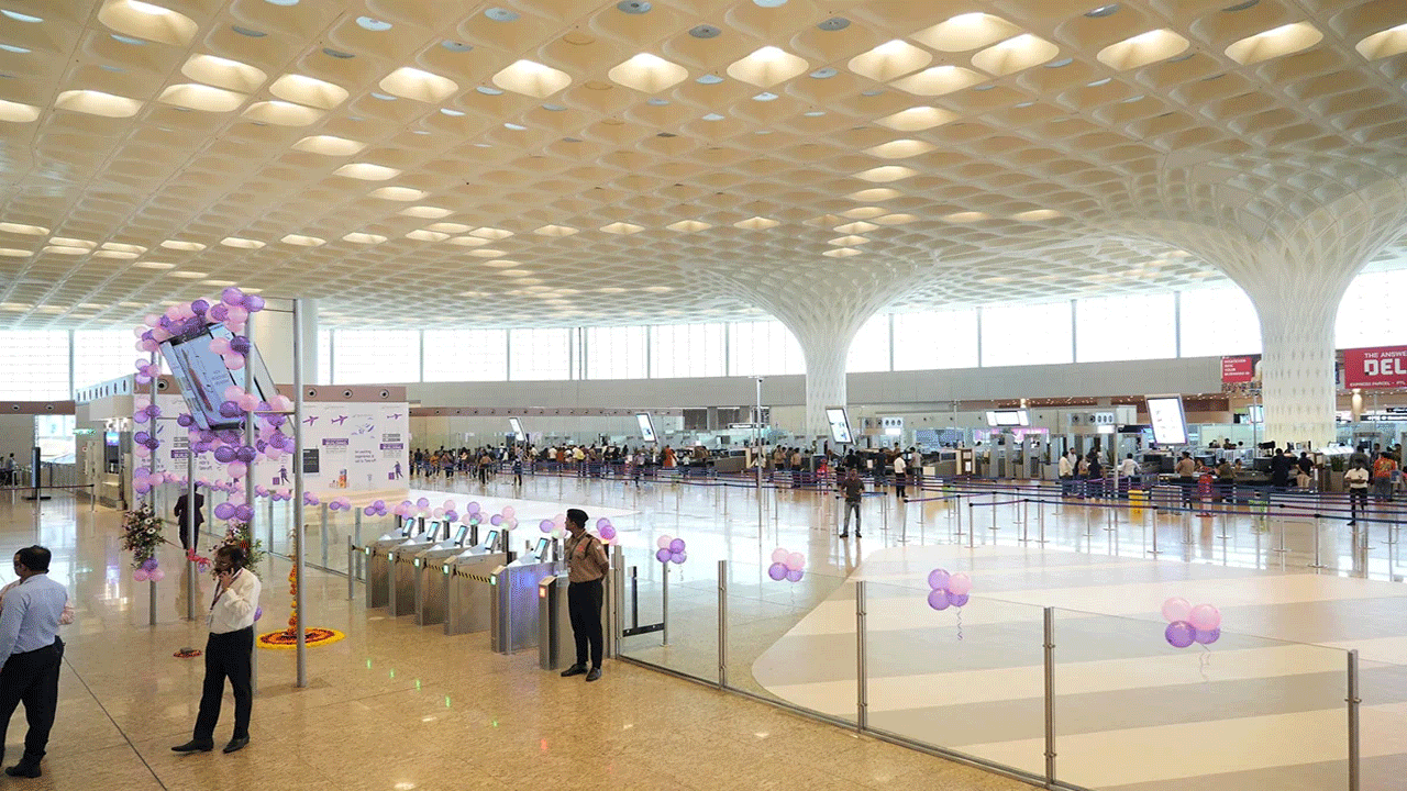 Mumbai Airport | ముంబై ఎయిర్‌పోర్ట్‌ను పేల్చివేస్తామ‌ని బెదిరింపు : వ్య‌క్తి అరెస్ట్