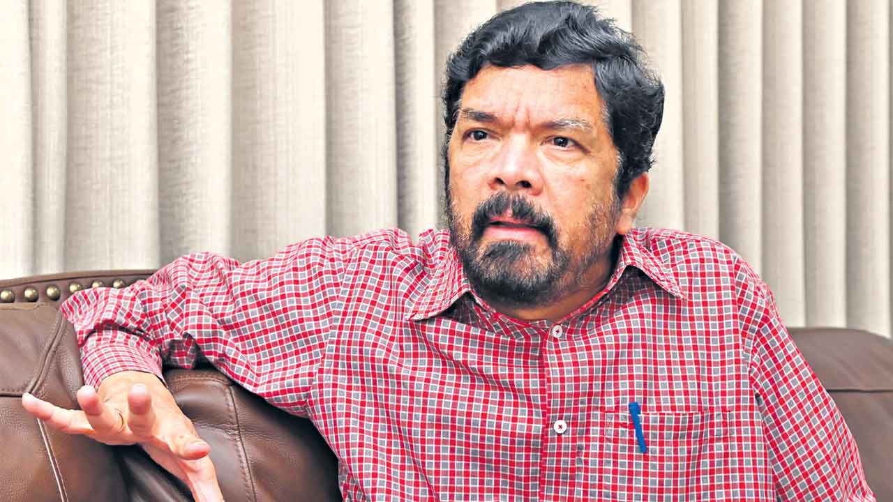 Posani Krishna Murali | సీమాంధ్ర సోదరులను కడుపులో పెట్టి చూసుకుంటున్న కేసీఆర్‌: నటుడు పోసాని కృష్ణమురళి