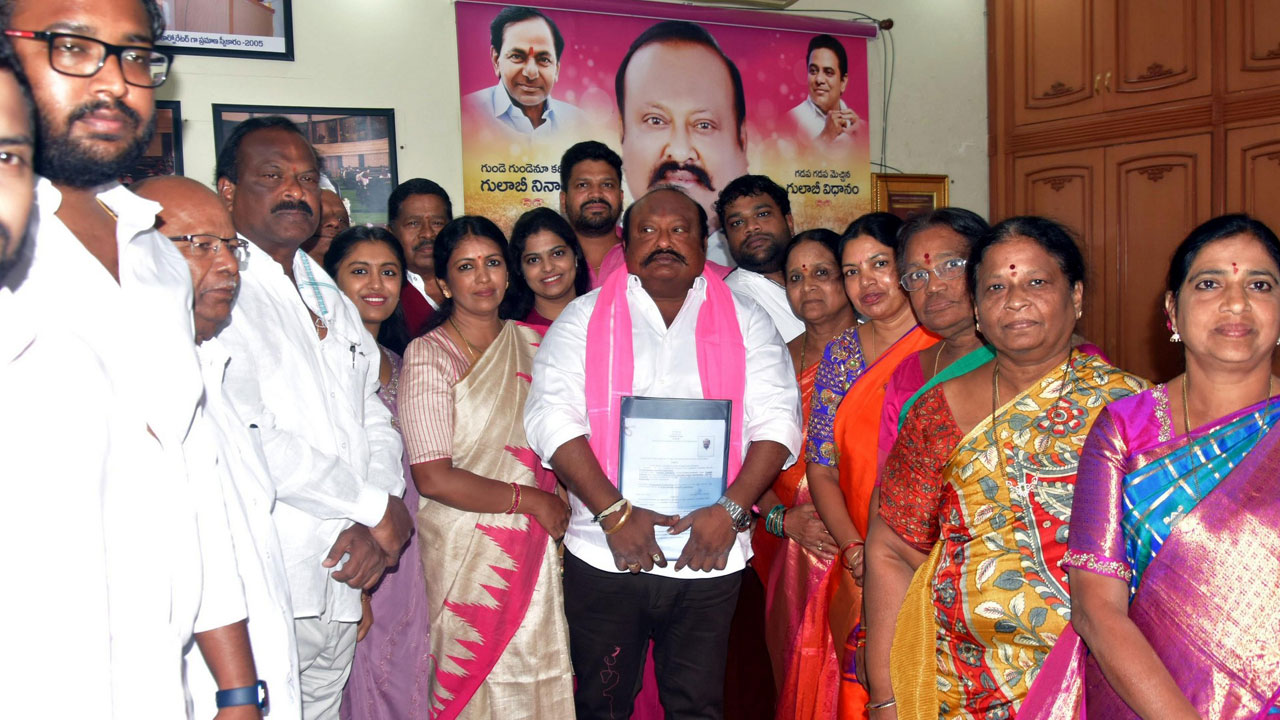 ఆశీర్వాదం తీసుకొని.. నామినేషన్‌ దాఖలు