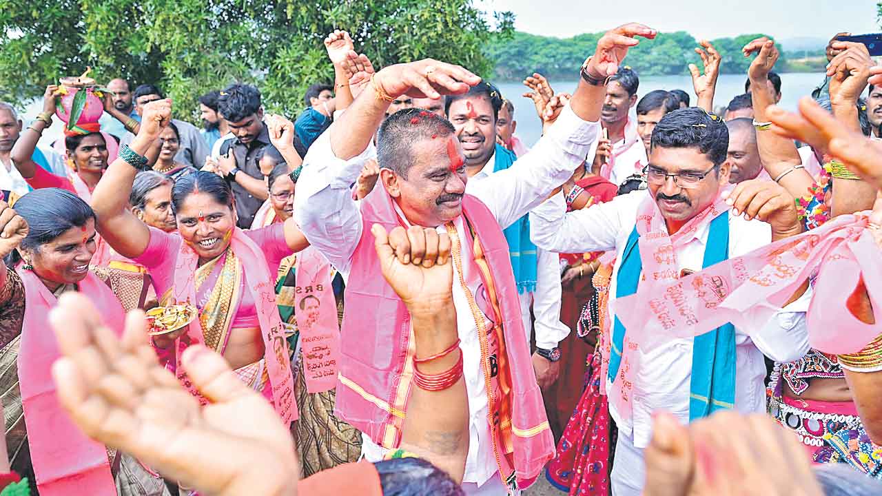 అట్టహాసంగా బీఆర్‌ఎస్‌ అభ్యర్థుల నామినేషన్‌