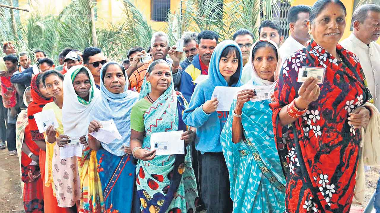 ఛత్తీస్‌గఢ్‌లో 71.. మిజోరంలో 77 శాతం