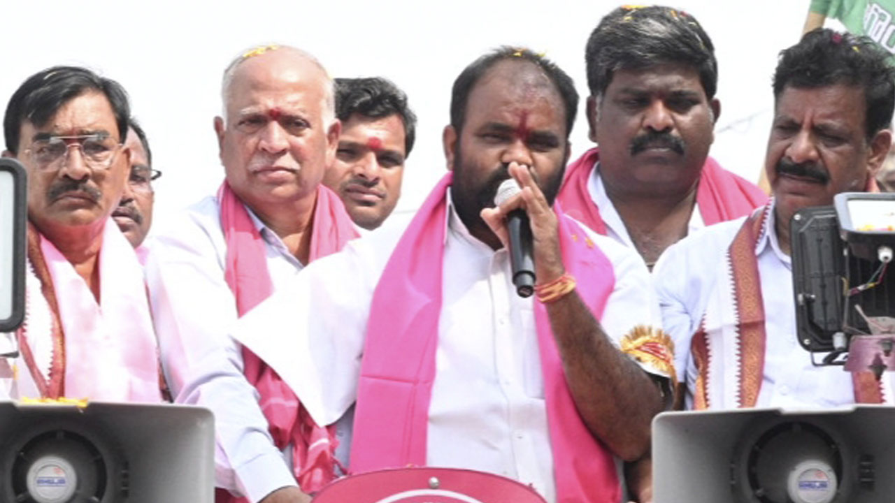 రైతుల నోట్లో మట్టి కొట్టేటోళ్లను తరిమి కొట్టాలి