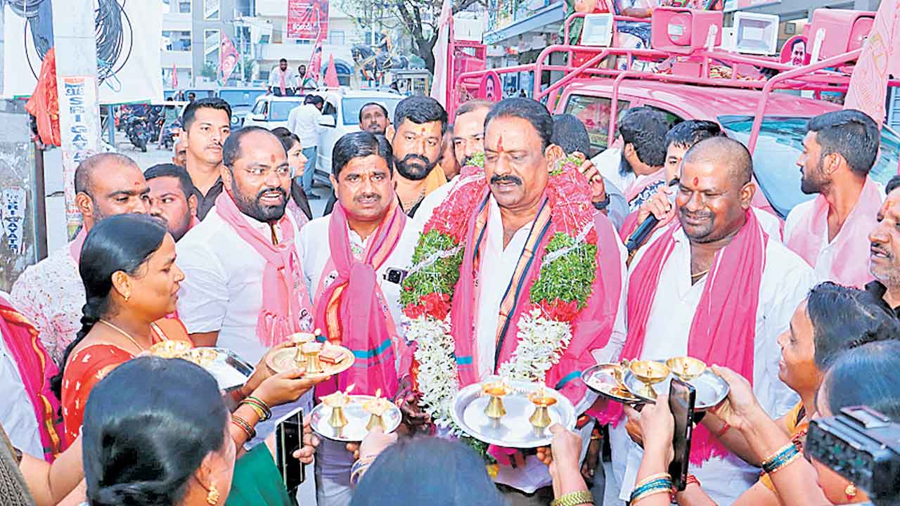 కారు.. ప్రచార హోరు