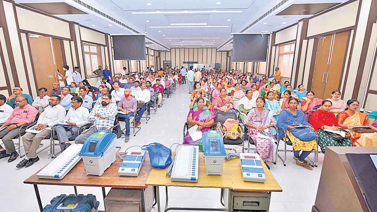 5:30 గంటలకే మాక్‌ పోల్‌