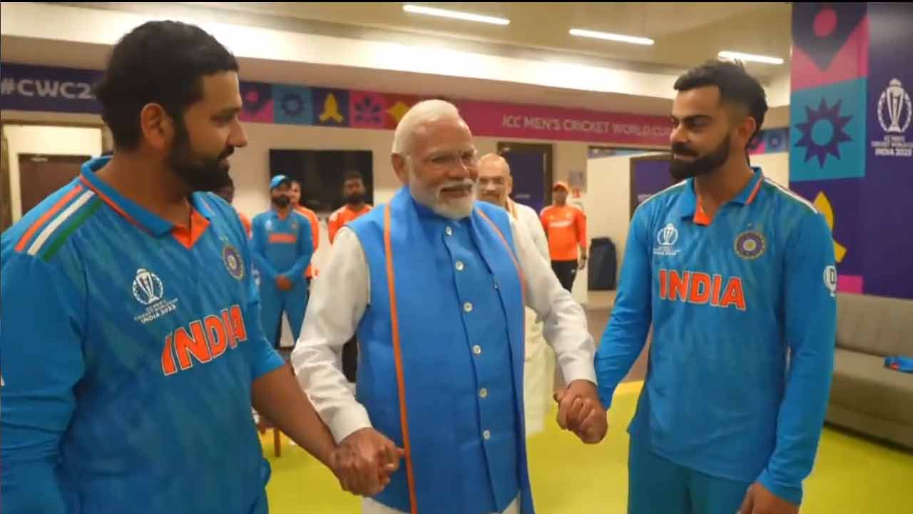 PM Modi: డ్రెస్సింగ్ రూమ్‌లో భార‌త క్రికెట‌ర్ల‌ను ఓదార్చిన ప్ర‌ధాని మోదీ.. వీడియో