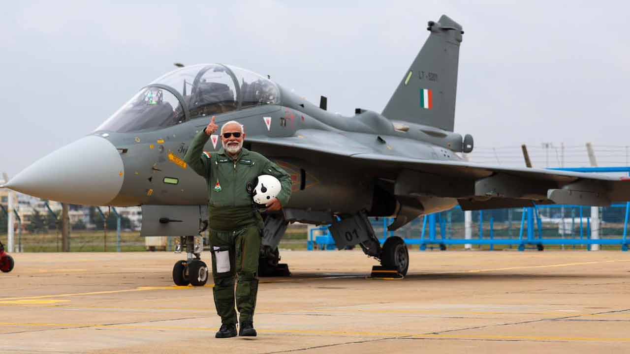 PM Modi: తేజ‌స్ యుద్ధ విమానంలో ఎగిరిన ప్ర‌ధాని మోదీ