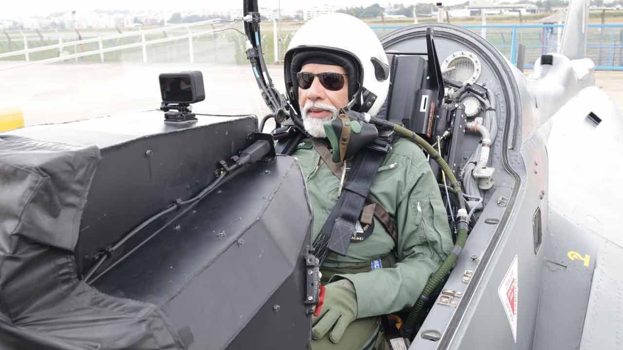 PM Modi: తేజస్లో విహరించిన మోదీ.. వీడియో