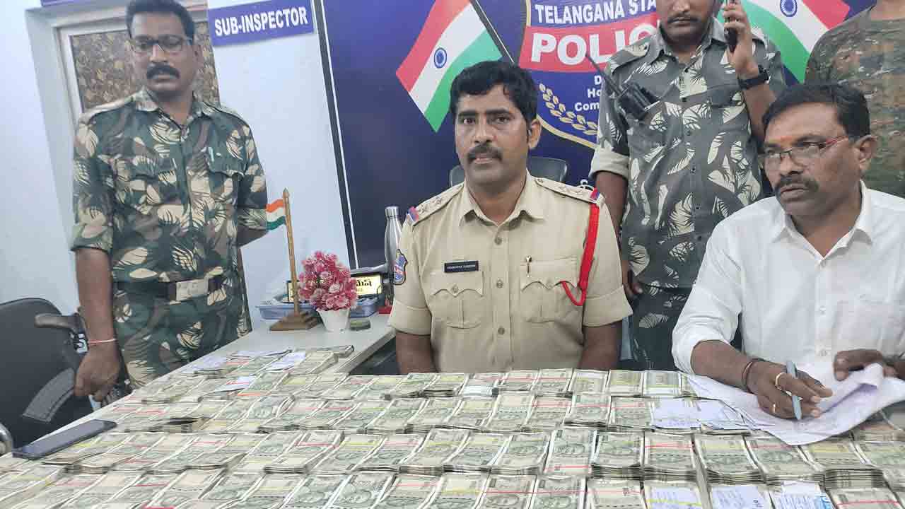 Kamareddy | ఓట్లు కొనేందుకు కాంగ్రెస్‌ యత్నం..! నోట్ల కట్టలతో పట్టుబడ్డ రేవంత్‌ అనుచరుడు..!