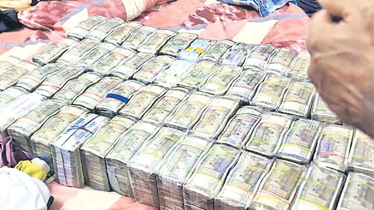 కాంగ్రెస్‌ కట్టలు బట్టబయలు