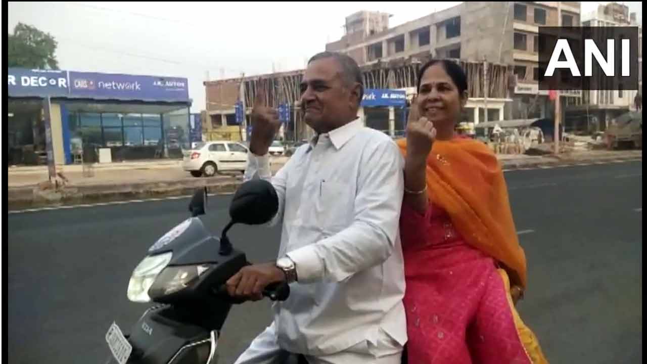 Rajasthan Elections: యాక్టివాపై వ‌చ్చి ఓటేసిన ఎంపీ.. వీడియో