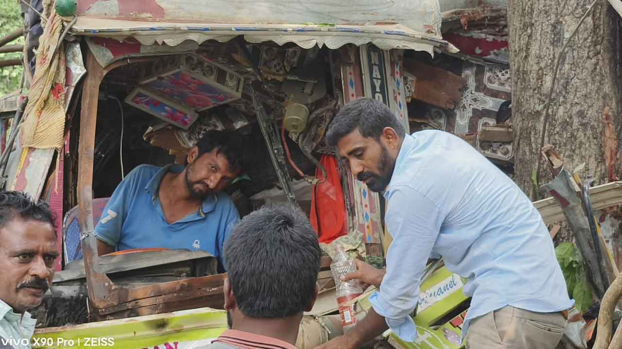 Crime news | అదుపు తప్పి చెట్టును ఢీ కొట్టిన ఇసుక లారీ.. వ్యక్తి మృతి