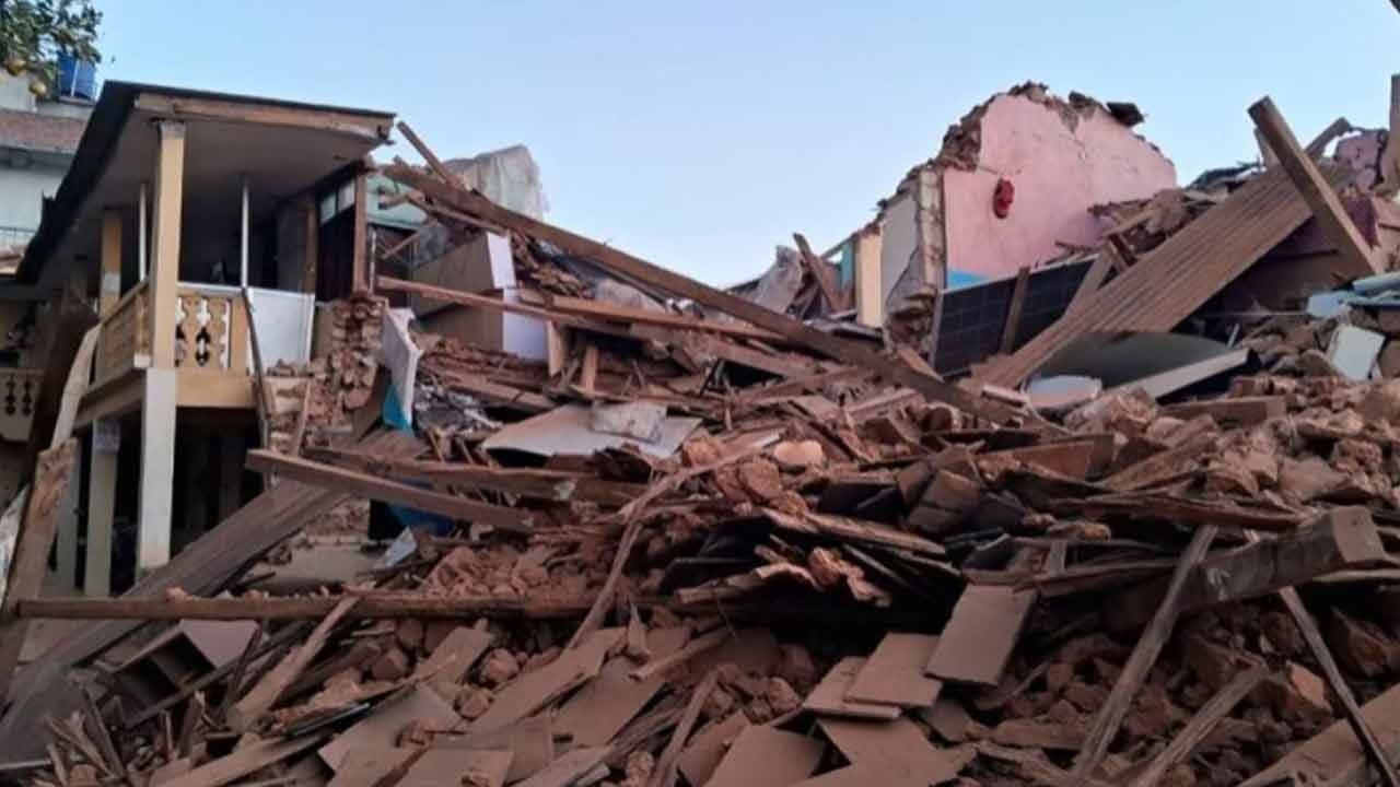 Nepal Earthquake: 128కి చేరిన భూకంప మృతుల సంఖ్య‌.. నేపాల్ ప్ర‌జ‌ల‌కు మోదీ సంతాపం