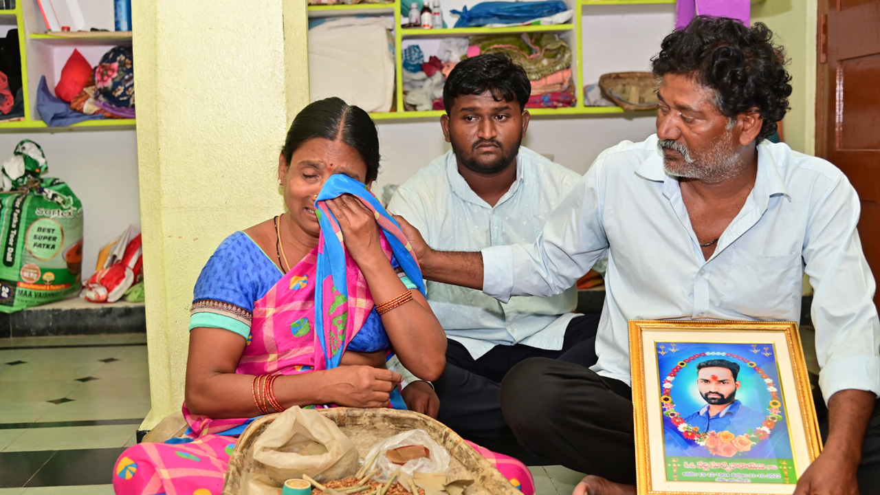 Telangana | నిలువ నీడ కూడా లేదన్న బాధతో పెద్ద కొడుకు సచ్చిపోతే.. కేసీఆర్ పథకాలు అండగా నిలబడ్డాయి!