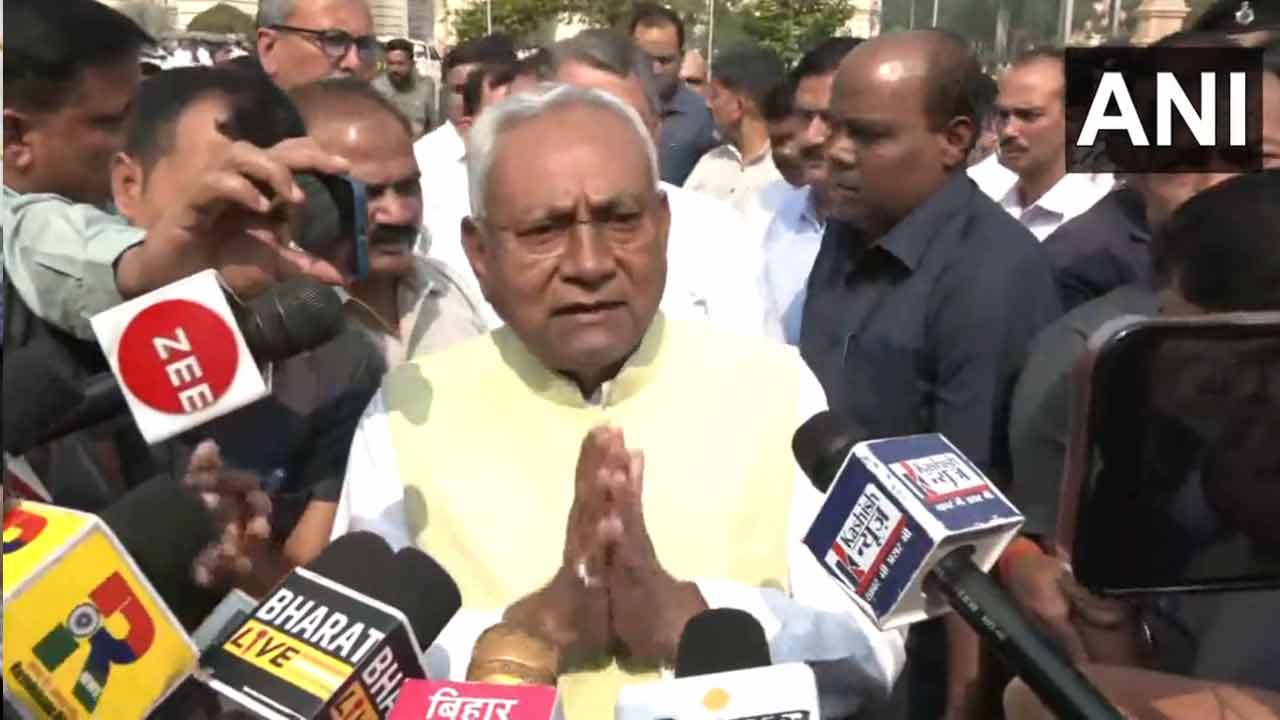 CM Nitish Kumar: మ‌హిళల‌ను కించ‌ప‌రిచేలా వ్యాఖ్య‌లు..  అసెంబ్లీలో క్ష‌మాప‌ణ‌లు చెప్పిన బీహార్ సీఎం
