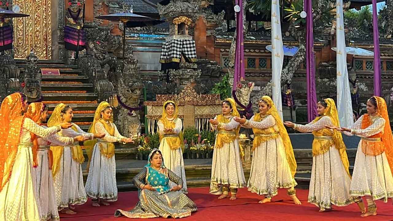 NRI | బాలిలో ఘనంగా శివపదం గీతాల నృత్య ప్రదర్శన