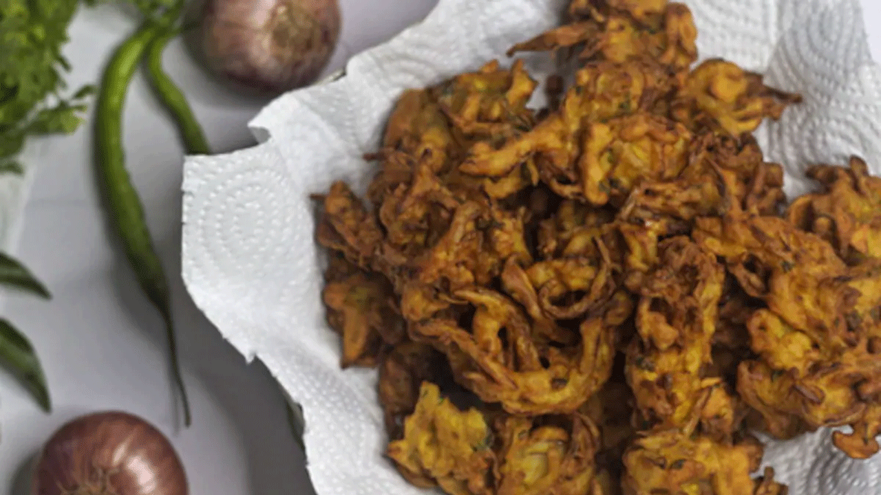 Viral Video | ఆనియ‌న్ బ‌జ్జీ రెడీ చేసిన న్యూజిలాండ్ కుక్‌