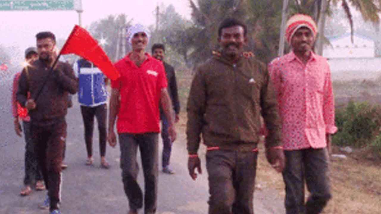 Karnataka | పెండ్లి కోసం కర్ణాటక యువ రైతుల తిప్పలు.. వధువు దొరకాలని బ్రహ్మచారుల పాదయాత్ర
