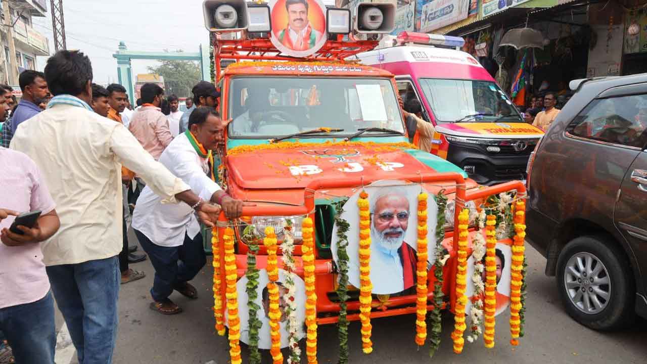 Amit Shah Road show utter flop | అమిత్షా రోడ్డుషో వెలవెల..కేటీఆర్ రోడ్షో కలకల