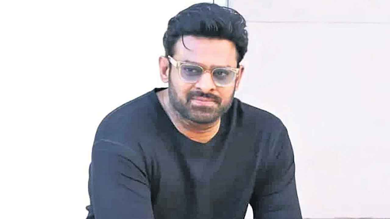 Prabhas | హను రాఘవపూడి దర్శకత్వంలో యంగ్‌ రెబల్‌స్టార్‌.. 300 కోట్ల భారీ బడ్జెట్‌తో సినిమా!