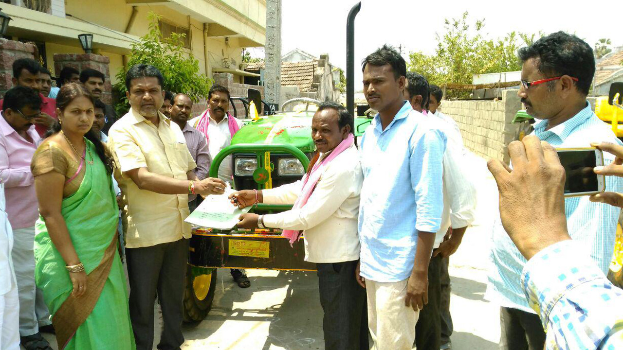 Putta Madhu |  పేదింటి బిడ్డలకు పెద్దన్నగా.. మనసున్న మారాజు మధన్న