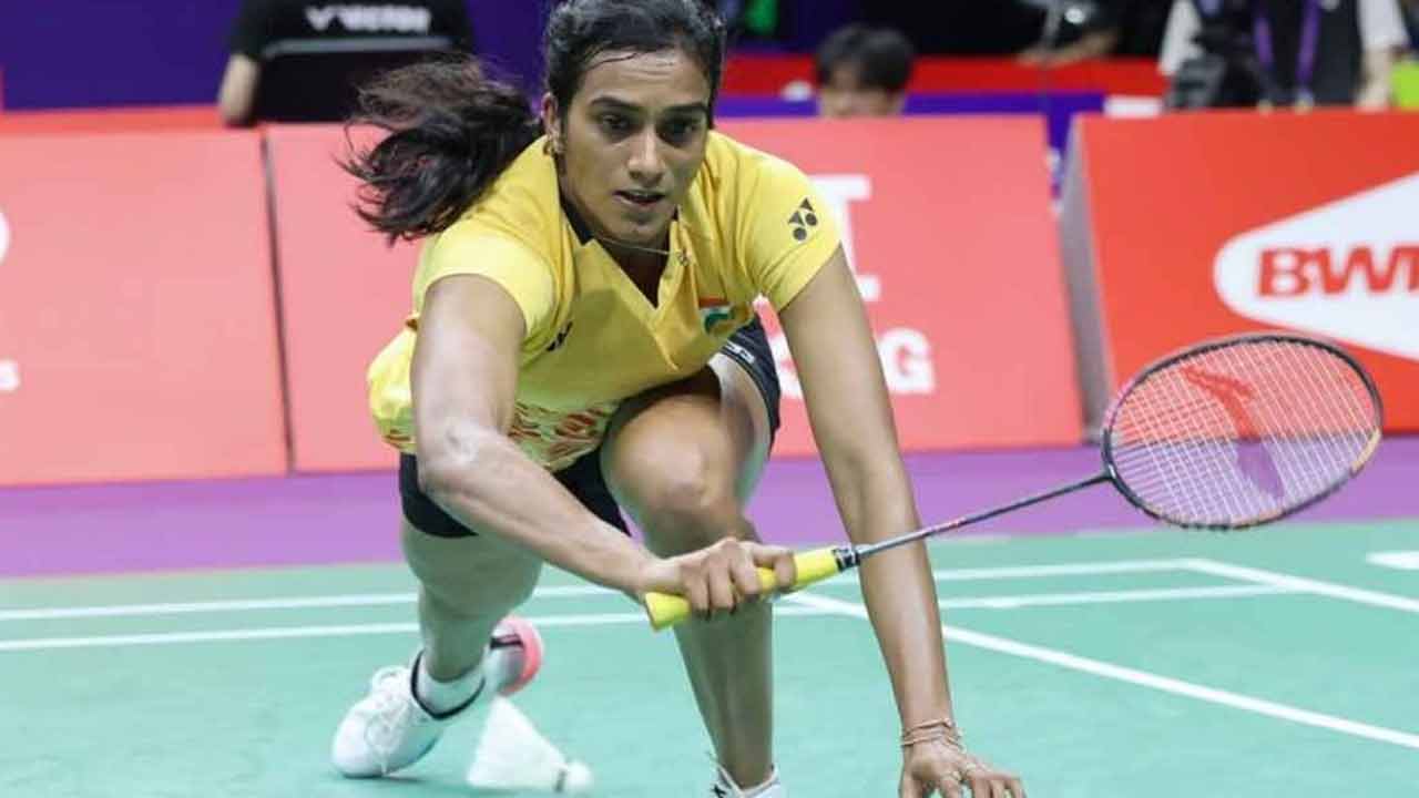 PV Sindhu: పీవీ సింధు మోకాలికి గాయం.. కొన్ని వారాలు ఆట‌కు దూరం