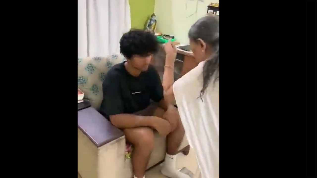 Rachin Ravindra: ర‌చిన్ ర‌వీంద్ర‌కు దిష్టితీసిన బామ్మ‌.. వీడియో