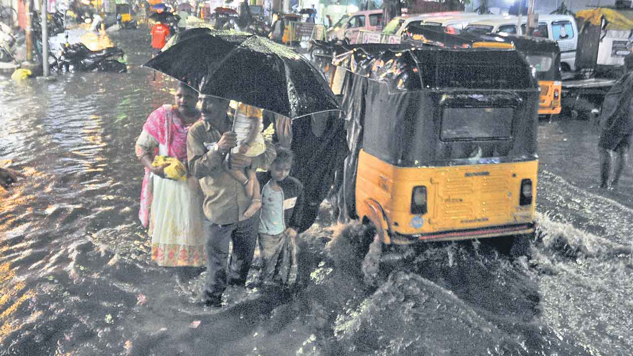 Rain Alert | బంగాళాఖాతంలో తుఫాను.. తెలంగాణలో నాలుగు రోజులు వానలు..