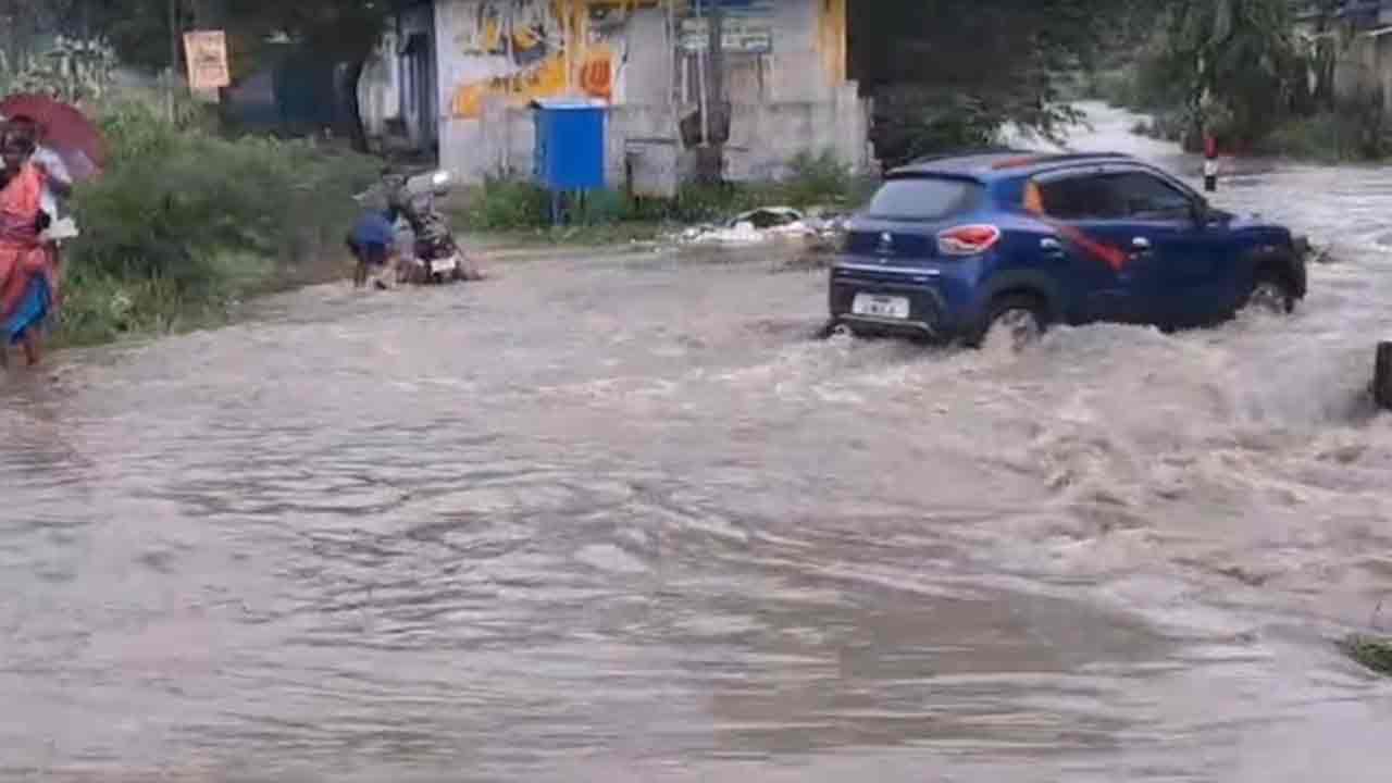 Rains | త‌మిళ‌నాడులో భారీ వ‌ర్షాలు.. స్కూళ్ల‌కు సెల‌వులు