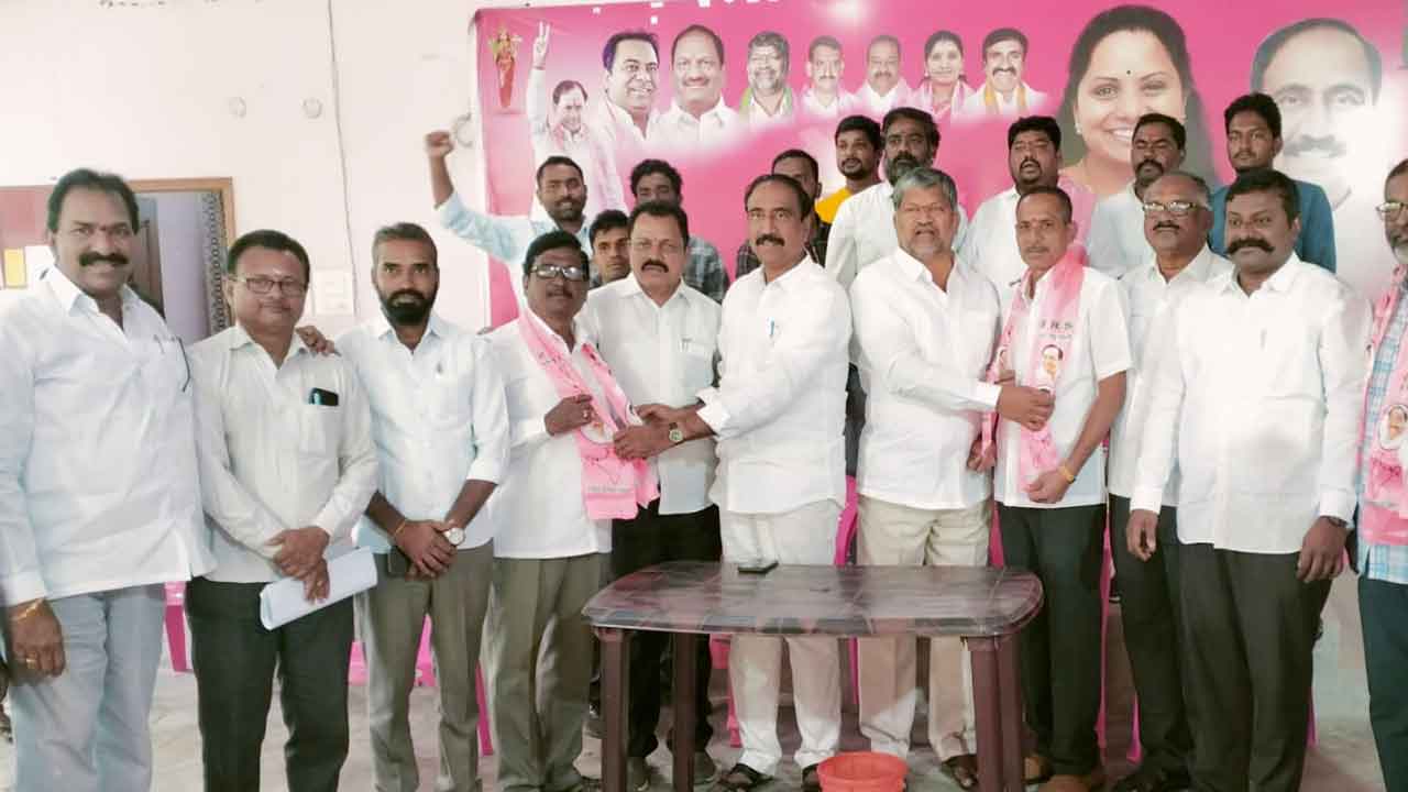 MLC L.Ramana | ఎమ్మెల్సీ ఎల్.రమణ, ఎమ్మెల్యే సంజయ్ కుమార్ సమక్షంలో బీఆర్‌ఎస్‌లో చేరికలు