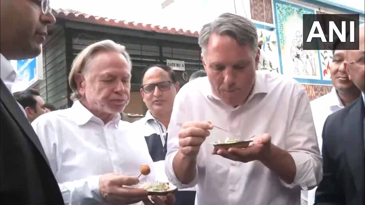 Australian Deputy PM: ఢిల్లీ వీధుల్లో రామ్ లడ్డూ తిన్న ఆస్ట్రేలియా డిప్యూటీ ప్రధాని
