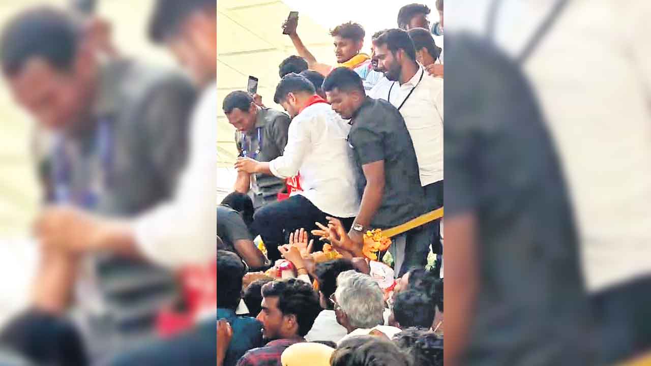 Revanth Reddy | కార్యకర్తలను బూతులు తిడుతూ బూటుకాలుతో తన్నిన రేవంత్‌రెడ్డి.. వైరల్‌ అవుతున్న వీడియో