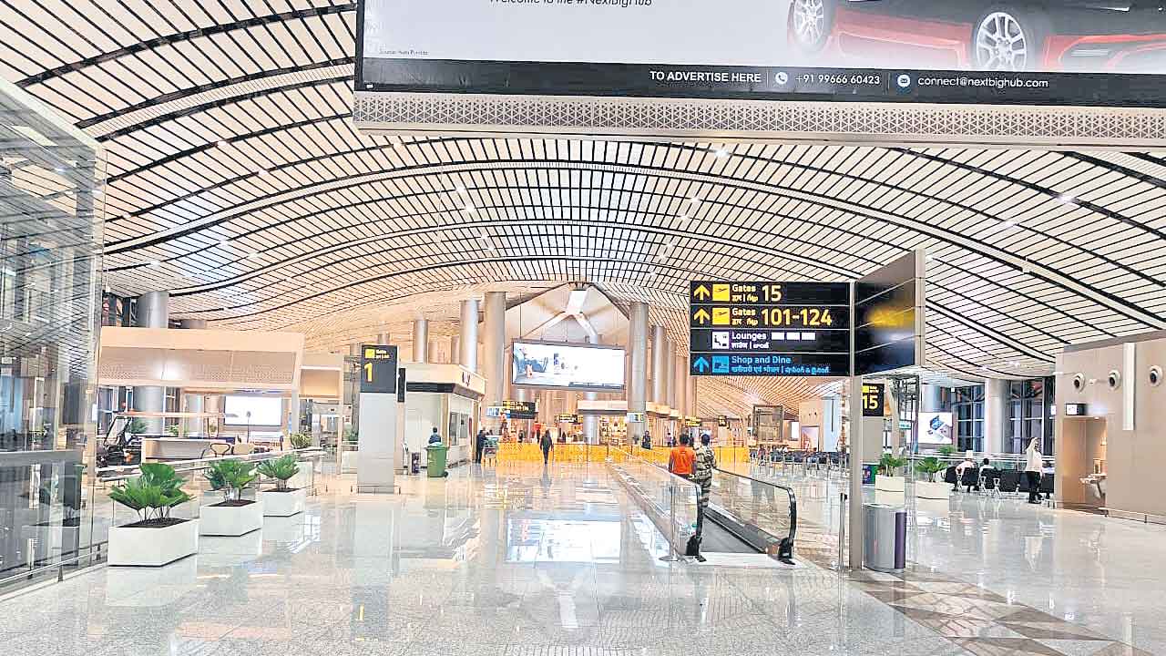 Hyderabad Airport | శంషాబాద్‌ ఎయిర్‌పోర్టుకు ప్రయాణికుల తాకిడి.. కీలక నిర్ణయం తీసుకున్న అధికారులు