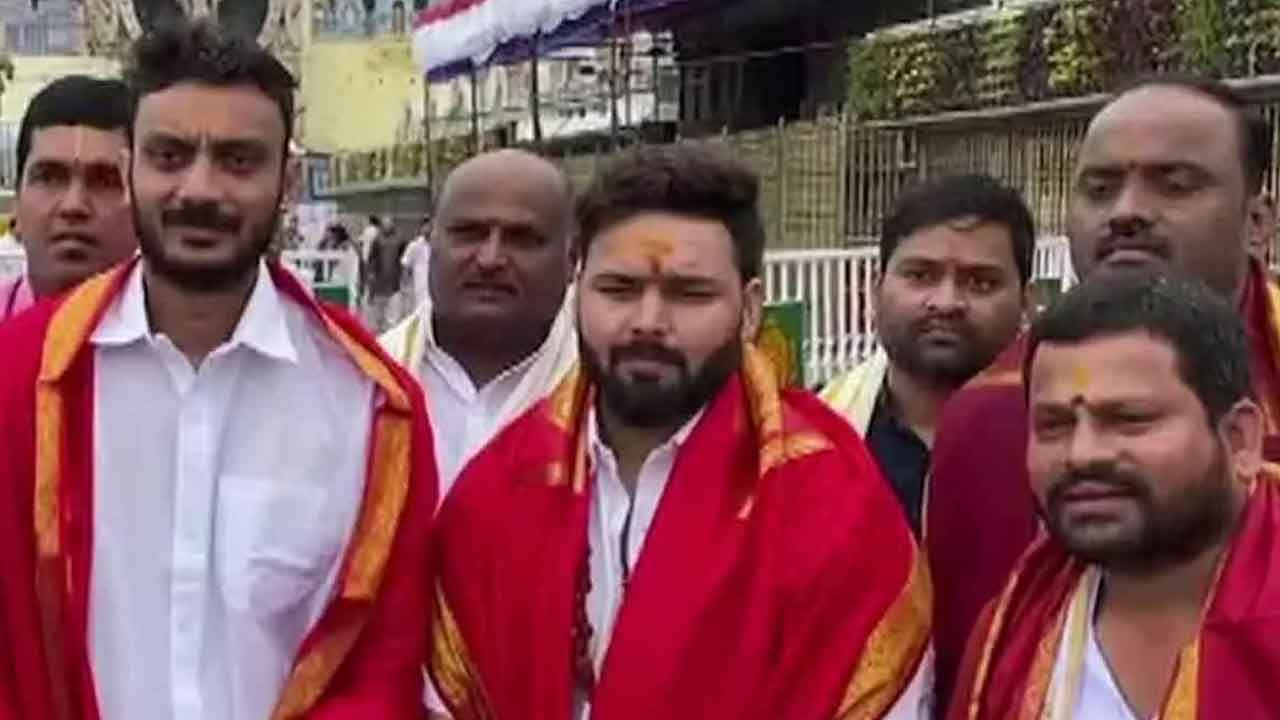 శ్రీవారి సేవలో పంత్‌, అక్షర్‌