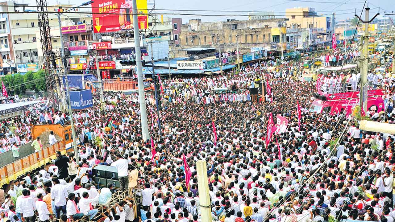 నర్సాపూర్‌ పట్టణంలో కేటీఆర్‌ రోడ్‌షో